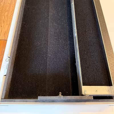 Custom Pedalboards UK Medium Flight Case Pedalboard 2018 - Black/Grey image 4