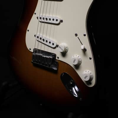 FENDER AMERICAN STRATOCASTER 2002 - 3 TONE SUNBURST image 4