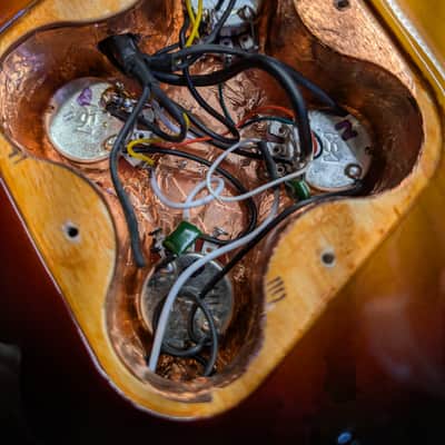 Squier Paranormal Toronado 2022, 3-Color Sunburst image 9