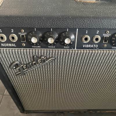 Fender Vibrolux Reverb 2-Channel 35-Watt 2x10" Guitar Combo 1964 - 1967 - Black Panel, Middle EQ engaged image 3