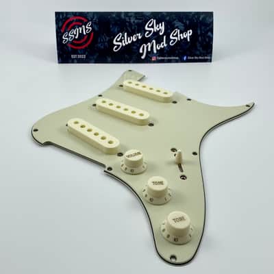 Silver Sky Se vintage mint green pickguard & parchment pickup covers, knobs & switch tip image 1