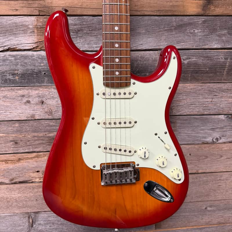 ギター SQUIER BY FENDER STANDARD STRATOCASTER Squier Standard Stratocaster 2001 - 2018 | Reverb