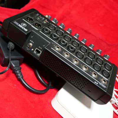 Mackie DL1608 16 Channel Wireless Digital Mixer bundle with AirPort Extreme router image 8