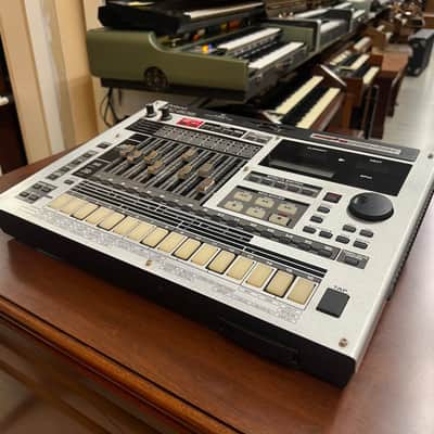Roland MC-808 Groovebox 2010s - Silver