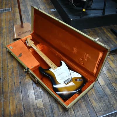 Fender American Vintage Reissue 1957 Stratocaster 2000 2-Color Sunburst w/Tweed Case image 10
