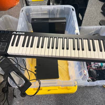 Alesis V49 49-Key USB MIDI Controller with Beat Pads 2017 - 2022 - Black
