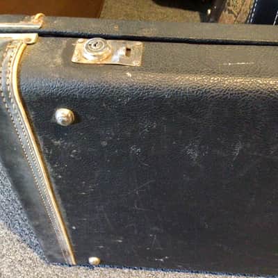 Fender LEFTY Jazz Bass Hardshell Case, Black with Red Plush interior, Fender Amp Logo Black image 10