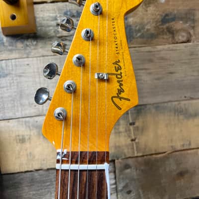 Fender Classic Series '60s Stratocaster Lacquer - 3-Color Sunburst image 5