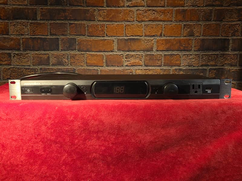 Panamax MR4300 9-Outlet Power Conditioner image 1