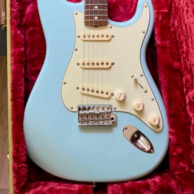 Fender Special Edition Classic Series '60s Stratocaster Lacquer with Matching Headstock, Daphne Blue CS 57/62 PUs, Fender Tweed Case image 5