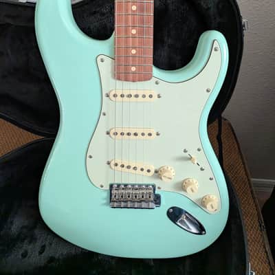 Fender Vintera '60s Stratocaster with Pau Ferro Fretboard 2019  Surf Green image 12
