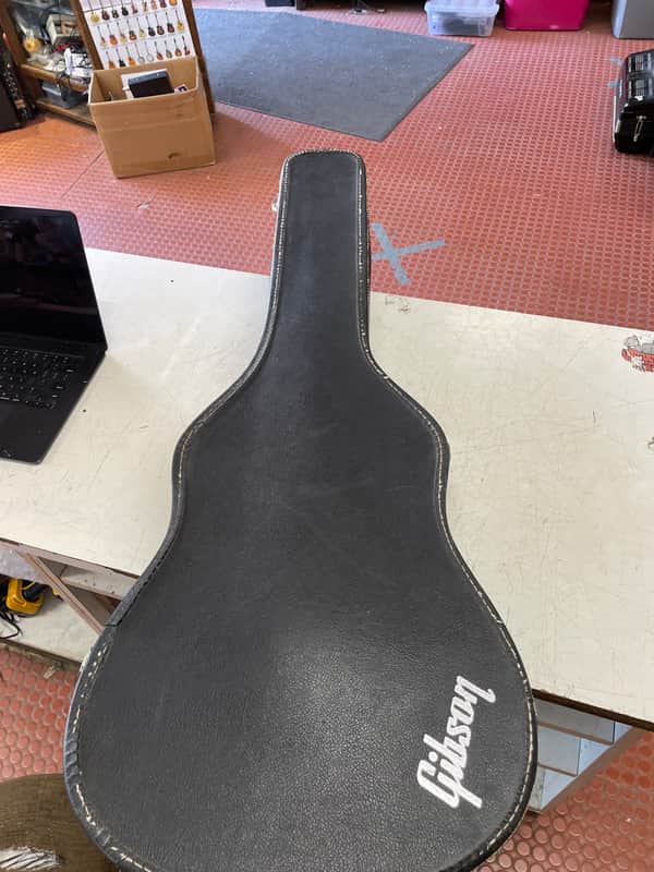 Gibson D Size chipboard case 1970,s - Black/red lining image 1