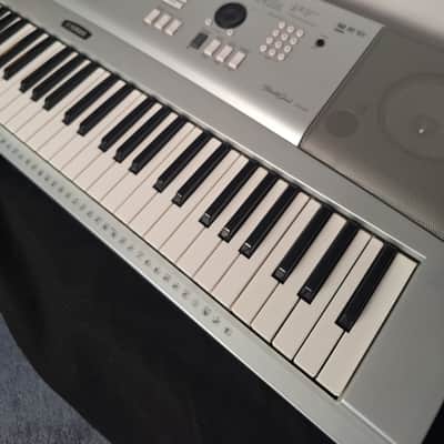 Yamaha DGX-220 76 Key Portable Grand Keyboard - Silver image 3
