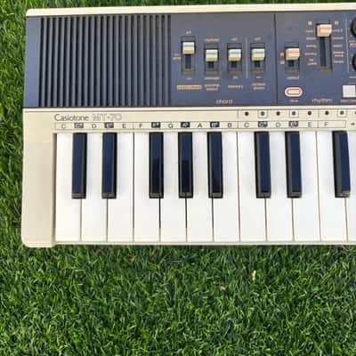 Casio MT-70 Casiotone 49-Key Synthesizer 1982 - 1984 - White / Black image 2