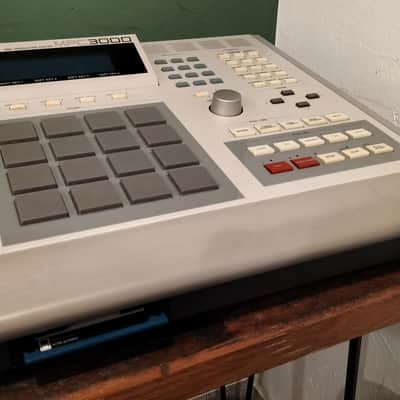 Akai MPC3000 MIDI Production Center 1993 - 2001 - Grey image 2