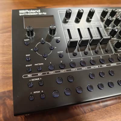 Roland SH-4D polyphonic desktop synthesizer image 3