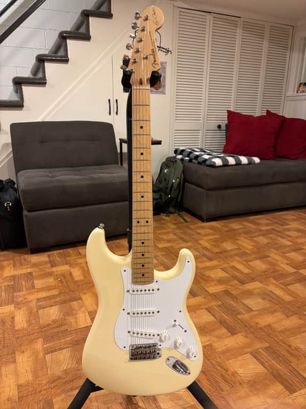 Fender Eric Clapton Artist Series Stratocaster with Vintage Noiseless Pickups 2001 - Present - Olympic White