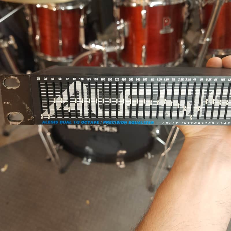 Alesis M-EQ 230 - 30 Band 12dB Graphic Equalizer, Stereo image 1