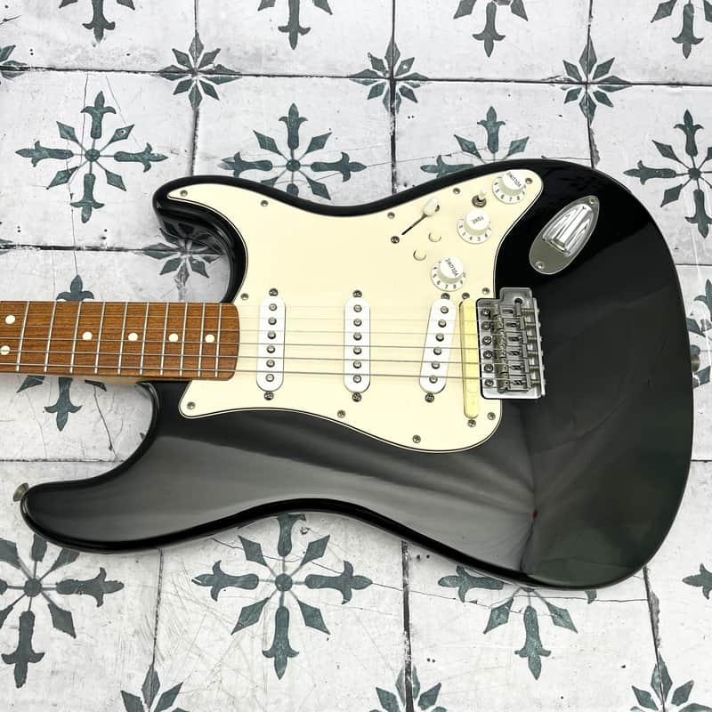 Fender Standard Stratocaster with Rosewood Fretboard (Roland Ready - Divided pickup & 13-pin output) • Black • 2002 • 8 lb