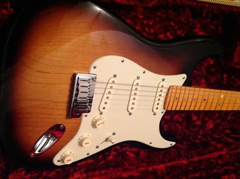 Fender American Deluxe Stratocaster with Maple Fretboard 2004 - 2010 - 3-Color Sunburst