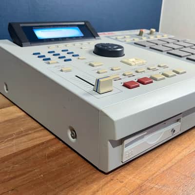 Akai MPC2000XL MIDI Production Center - Grey 32MB RAM image 3