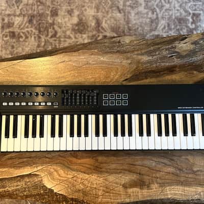 Roland A-800PRO MIDIキーボード 61キー Roland A-800PRO 61-Key MIDI Keyboard Controller | Guitar Center
