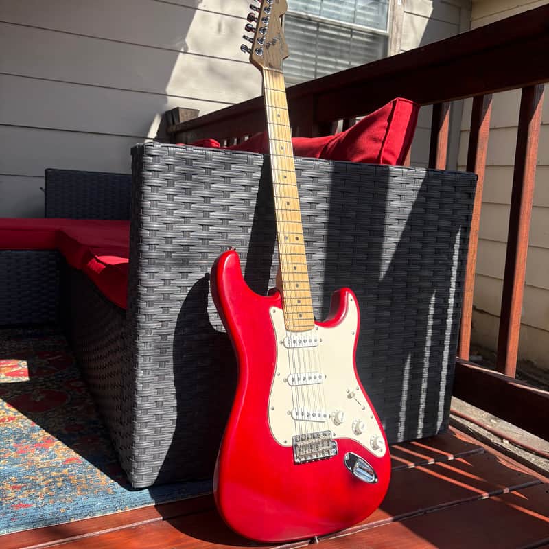 Fender Highway One Stratocaster with Maple Fretboard 2002 - 2005 - Crimson Red Transparent