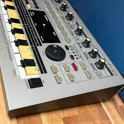 Roland MC-303 Classic Groovebox - Silver image 5