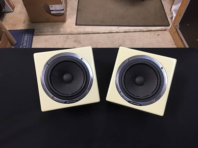 Avantone Pro Active MixCubes 5.25 inch Powered Studio Monitor Pair [B-Stock] -Retro Cream image 1