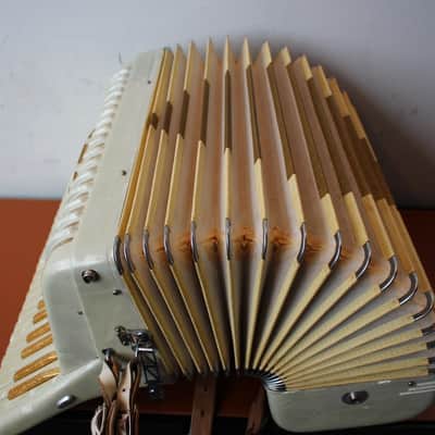 Titano Model Special 1986 41/120 range compact 17" keyboard Piano Accordion image 10