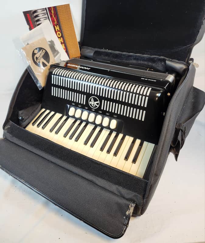 Hohner Bravo III Chromatic 80 Bass Piano Accordion, Black, W/ Bag & Straps image 1