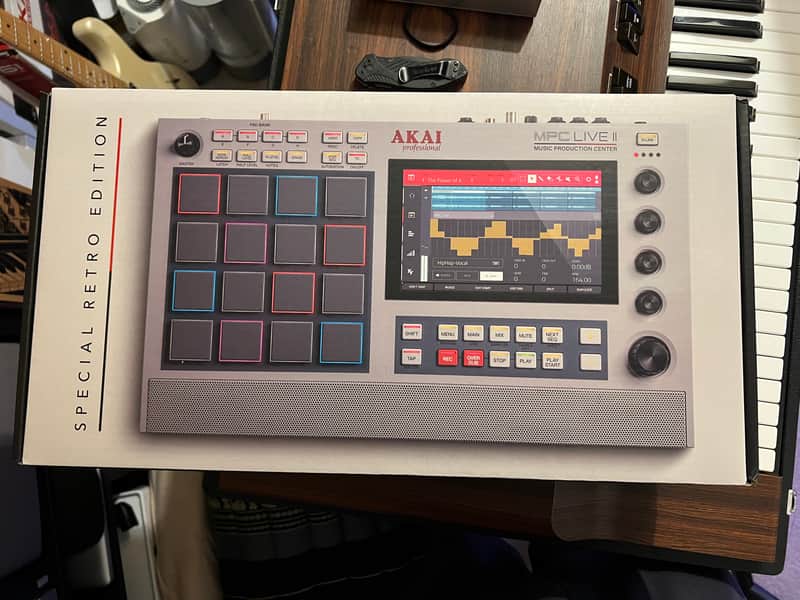 Immagine Akai MPC Live II Standalone Sampler / Sequencer Retro Edition 2020 - Present - Grey - 1