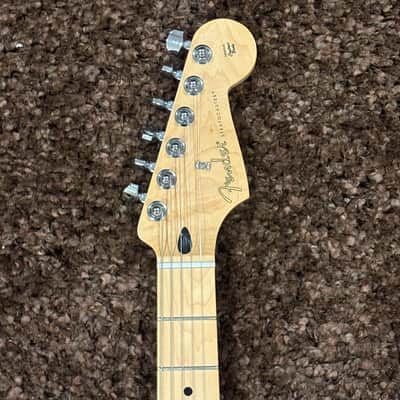 Fender Player Stratocaster with Maple Fretboard 2018 - Present - 3-Color Sunburst image 3