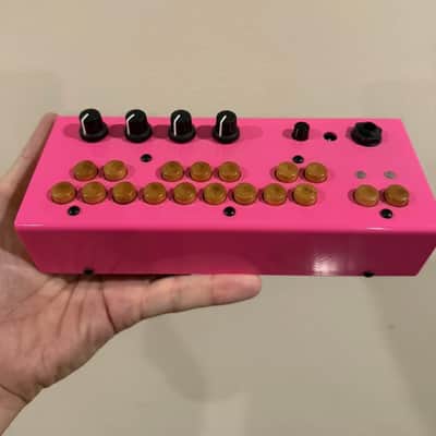 Critter & Guitari Bolsa Bass 2010s - Pink image 2