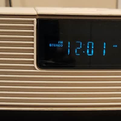 Bose Bose AWR1-1W is an AM/FM stereo clock radio 90s - White image 1
