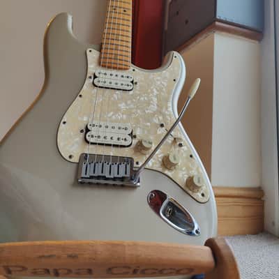 Fender Big Apple Stratocaster with Maple Fretboard 1997 - 2000 - Shoreline Gold image 2