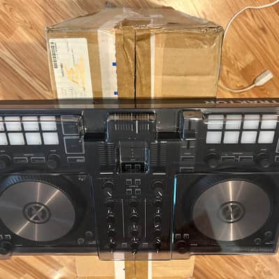 Native Instruments Traktor Kontrol S2 MK3 2018 - Black image 3