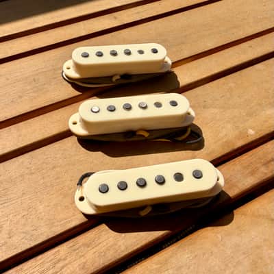Proper Pickups '64 Closetcaster Handwound Stratocaster Pickup Set w/ Treble Bleed & PIO Capacitor—Vintage White image 3