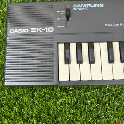 Casio SK-10 32-Key Sampling Keyboard 1980s - Black image 2