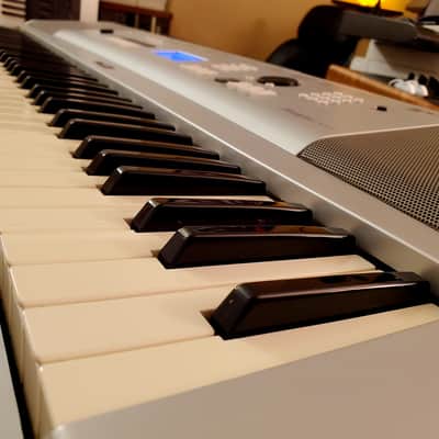 MUST SEE!!! YAMAHA DGX 220 SEMI-WEIGHTED 76-KEY DIGITAL PIANO IN AMAZING CONDITION! image 5