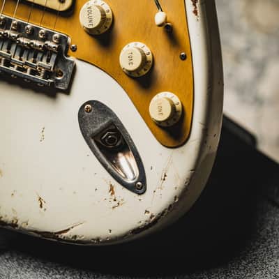 Luxxtone Choppa S Heavy Aging HSS-Olympic White w/Gold Anodized Pickguard & Roasted Flame Maple Neck image 3