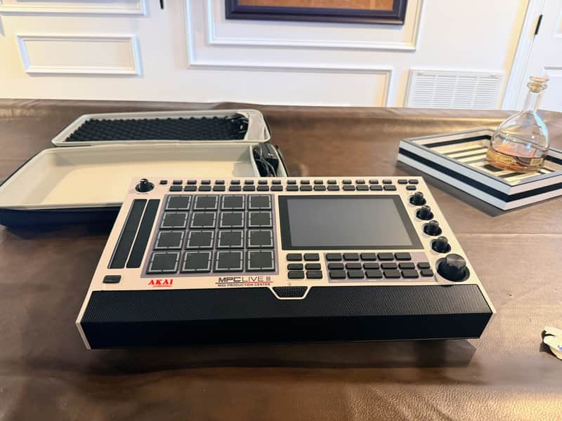 Akai MPC Live III Standalone Sampler / Sequencer