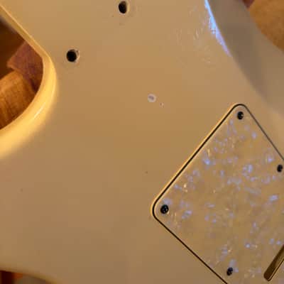 Musikraft Stratocaster body 2024 - Olympic White Nitro with vintage checking image 10