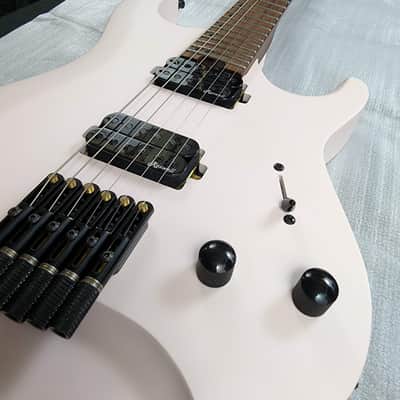 Harley Benton Dullahan-FT 24 Roasted SP Shell Pink Headless Roasted Flame Maple Stainless Frets image 4