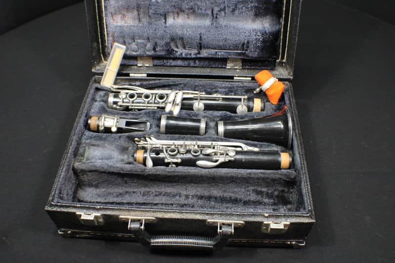 A LeBlanc Bb Clarinet in a Hard Case with Extras 28 C image 1