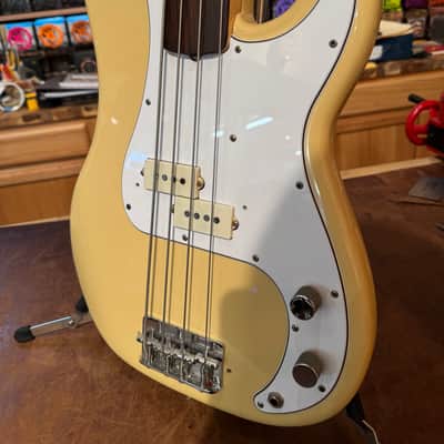 1982 Fender Fretless Precision Bass image 3
