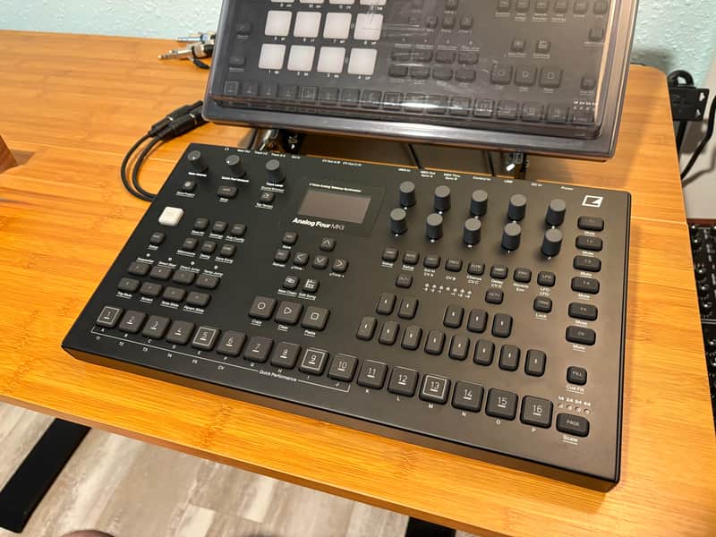 Elektron Analog Four MKII 4-Voice Tabletop Analog Synthesizer 2020 - Present - Black image 1