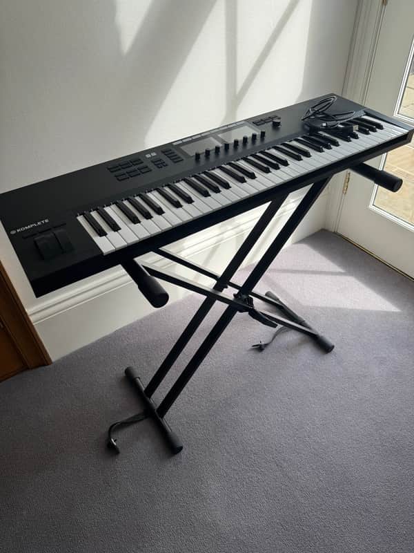 Native Instruments Komplete Kontrol S61 Mk2 2010s - Black image 1