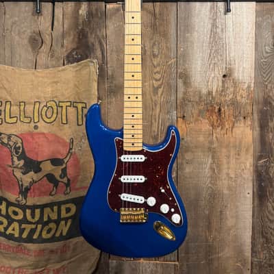 Fender Deluxe Players Stratocaster with Maple Fretboard 2010 - Sapphire Blue Transparent image 5