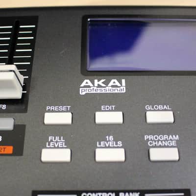 AKAI Professional MPD32 USB/Midi MPC Drum Pad Controller Unit - With USB Cable & Disc Bild 20